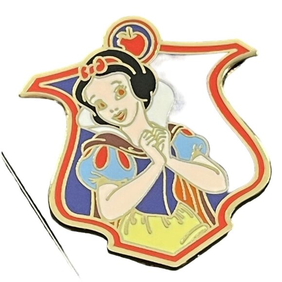 Disney Snow White Trading Pin Princess Crest Shield Lapel Pin Brooch Jewelry Pin - Picture 1 of 10